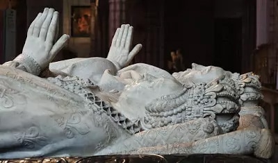 Caterina de Medici, showing how big...