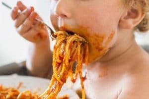 child eating spaghetti