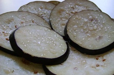 eggplant secreting bitter liquid after been sprinkled with salt