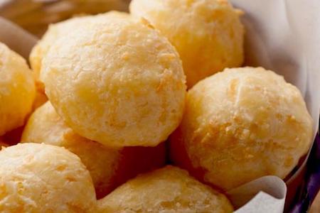 cheesy Brasilian puffs - pao de queijo