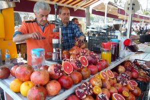 a juice bar preparing fresh pomegranate juice succo di melograna, what a granade