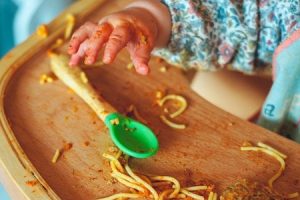 baby having spaghetti with no guidance