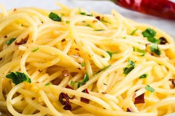 aglio olio e peperoncino - pasta with olive oil, garlic and chili pepper