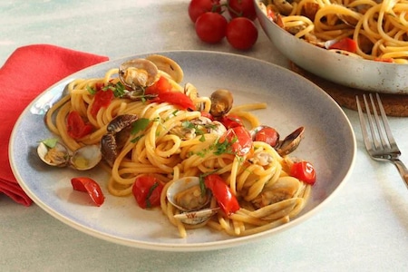 spaghetti vongole and tomato